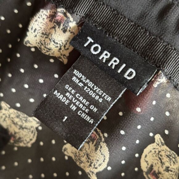 Torrid Sheer Button Down Top Lion Print Black Womens Size 1X HOLE - Picture 6 of 8